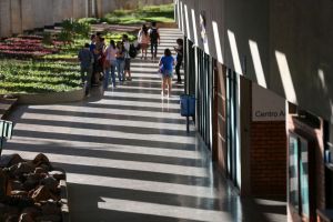 Brasília - Incluída no rodízio de abastecimento do DF, a Universidade de Brasília (UnB) está tomando medidas para reduzir o consumo de água, a instituição chegou a adiar o início das aulas no principal campus da instituição em função do racionamento (Fabio Rodrigues Pozzebom/Agência Brasil)