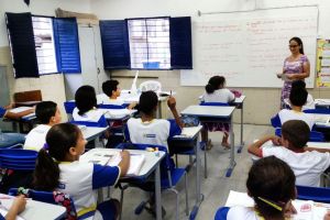 Recife – Alunos da Escola Municipal Abílio Gomes, na capital pernambucana, usam livros didáticos que podem ser proibidos pela Câmara de Vereadores (Sumaia Vilela / Agência Brasil)