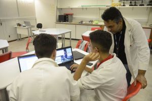 Alunos da Escola Sesc de Ensino Médio durante aula, na Barra da Tijuca, zona oeste do Rio.